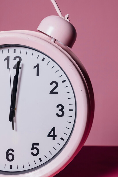 Tempo. O tempo comporta uma parceria com a existência e com as mudanças resultantes de cada ação humana individual