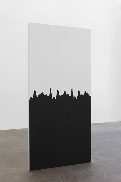 Lawrence Abu Hamdan, Beneath the Surface, 2015, panneaux en bois avec point sonore « a coat of silence », 210 x 105 cm. © Lawrence Abu Hamdan