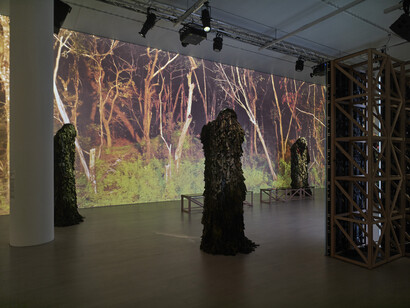 Verschiedene künstler, Grund und boden. Wie wir miteinander leben, ausstellungsansicht. Mit freundlicher genehmigung der Kunstsammlung Nordrhein-Westfalen