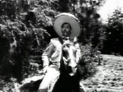 La instrumentación básica para un grupo musical que toca corridos (de narcos o no) es de un acordeón que es, por lo general el instrumento melódico del ensamble; tololoche, bajosexto, y por supuesto, un cantante que haga la narrativa. Jorge Negrete, #Corrido de Jorge Torres", 1945, Mexico