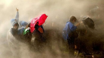 Manifestantes son rociados con agua por la policía en Hamburgo