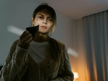 A ausência de programas habitacionais voltados especificamente para mulheres em situação de vulnerabilidade é um dos principais gargalos na luta contra a violência doméstica. Sem um teto seguro, não há como garantir proteção real. O Estado precisa assumir a responsabilidade de oferecer abrigo digno e acompanhamento social para essas mulheres