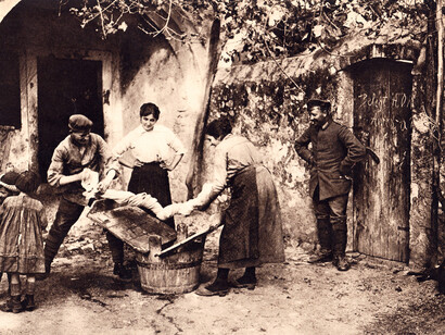 Soldati tedeschi fanno il bucato assieme a donne italiane