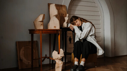 Lisa Dengler junto a sus obras