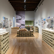 Atlas de arquitectura contemporánea en México, vista de exhibición. Cortesía del Museo Amparo 