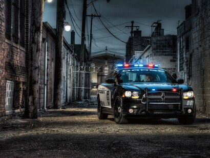 Coche de policía en patrulla nocturna