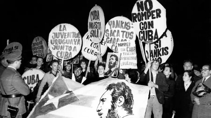 Manifestação da Unión de Jóvenes Comunistas (UJC) contra a ruptura das relações diplomáticas entre Uruguai e Cuba, realizada na Avenida 18 de Julio, em Montevidéu, em 19 de agosto de 1964. O protesto registra o ambiente de crescente polarização política que acompanhou a influência da Revolução Cubana sobre a esquerda uruguaia e o contexto de emergência dos Tupamaros