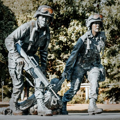 Joe Kent, ex ufficiale dell’esercito statunitense e operativo paramilitare della CIA, ha costruito la propria identità attraverso un lungo percorso militare segnato da numerosi teatri di guerra, soprattutto in Iraq