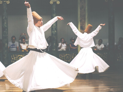 La danza conosciuta come dhikr as-sadr, ricordo nel petto, durante la quale i dervisci ruotano vorticosamente sul posto