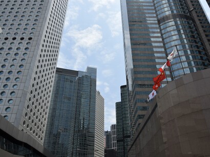 El director de JP Morgan, Jamie Dimon, ha declarado a la BBC que "el nivel de incertidumbre debería ser mayor en la mente de la mayoría de la gente".  Oficinas de la Bolsa de Valores, Hong Kong, región administrativa especial de China