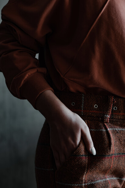 Moda, tendenze A/I 2023. Questi gesti reali si sposano perfettamente con la tendenza predominante della stagione: abbigliamento essenziale per il quotidiano realizzato con tessuti di alta qualità