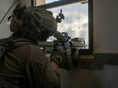 Soldado usando lupa, mira e laser em Gaza, 2024. Israel lançou uma operação terrestre em sua fronteira norte com o Líbano visando o grupo militante Hezbollah, apoiado pelo Irã, abrindo uma nova e perigosa fase em quase um ano de guerra. Em alguns campos de batalha, a pacificação é inexistente ou não leva a lugar nenhum