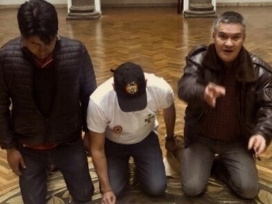 Imágenes esperpénticas: el multimillonario y fundamentalista «Macho» Camacho (de blanco) deposita una Biblia en el palacio presidencial 