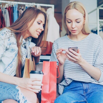 Il consumismo non si limita all’acquisto di beni materiali, ma influenza progressivamente desideri, abitudini e relazioni quotidiane