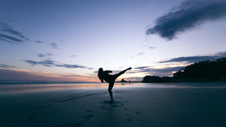 Mujer practicando artes marciales en Playa Maderas, Nicaragua