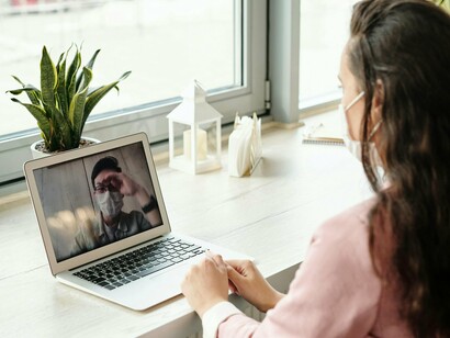 Consulta online. Embora a telemedicina não seja uma novidade, sua popularização aconteceu de forma acelerada durante a pandemia de COVID-19. O distanciamento social e a necessidade de evitar a exposição ao vírus fizeram com que hospitais e clínicas buscassem alternativas para continuar prestando atendimento sem comprometer a segurança de pacientes e profissionais de saúde