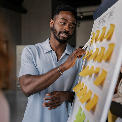 Colegas discutem sobre parcerias para que seja possível estabelecer alianças entre organizações e indivíduos que compartilham de objetivos semelhantes