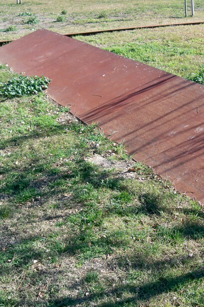 Plancha de acero corten indicando el lugar donde se encontraba una de las fosas comunes en las que fueron inhumados los cadáveres de parte de los represaliados durante la guerra civil española en el antiguo cementerio de San Rafael, excavación número 8,  Málaga, España