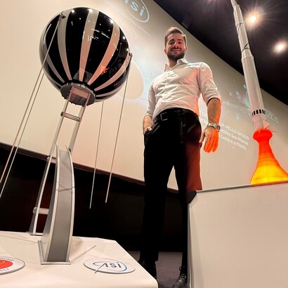 Ha contribuito a progettare tecnologie che vanno nello spazio, e allo stesso tempo ha aiutato migliaia di persone a capire "perché" ci andiamo. @AstroViktor