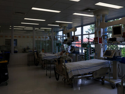 Reparto Covid di un ospedale. La comunicazione con l’esterno in reparti dove i pazienti devono vivere isolati è un importante elemento di cura