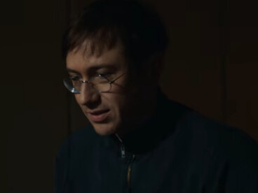 L’interpretazione di Bouillon restituisce un protagonista fragile ma determinato, che continua a scrivere nonostante le difficoltà. Bastien Bouillon in una scena del film tratta dal trailer