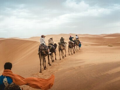I gravi problemi del Sahara Occidentale coinvolgono direttamente il Marocco e l'Algeria e indirettamente diversi altri Paesi europei ed extraeuropei