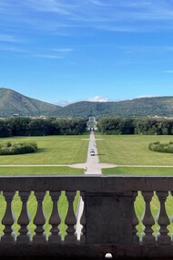 Il Parco della Reggia di Caserta, uno dei più grandi e spettacolari d'Europa, si estende per oltre 120 ettari, offrendo uno scenario unico di giardini all'italiana e all'inglese