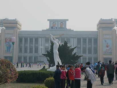 Atleti della Maratona di Pyongyang del 2014 davanti all'ingresso del Kim Il-sung Stadium,  Pyongyang, Corea del Nord