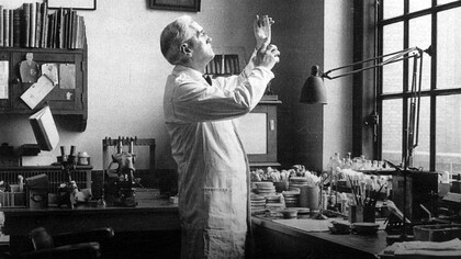 Alexander Fleming en su laboratorio