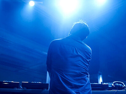 Il docu-film dedicato a Laurent Garnier è impreziosito da interviste e testimonianze dei suoi colleghi Dj e di tutti coloro con cui ha lavorato