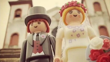 Um casal de Playmobil posa diante de uma igreja em uma cena de casamento criada e fotografada por Maria Moysés. Transformando pequenos bonecos em protagonistas de grandes histórias, o projeto iloveplaymo mostra como imaginação e memória afetiva podem dar novos significados à infância