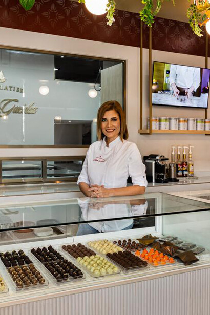 Silvia Guédez tras el mostrador de su boutique Silvia Guédez Chocolatier, Villahermosa, México