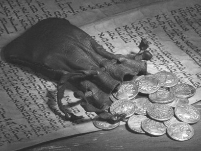 El título de la serie hace referencia a las 30 monedas por las que Judas Iscariote traicionó a Jesucristo