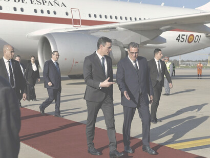 Pedro Sánchez a su llegada a Marruecos con el primer ministro, Aziz Akhannouch, febrero 2023