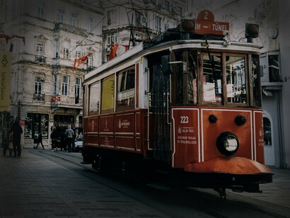 Lisboa, Portugal. Lembro de olhar pela janela do carro a caminho de Odivelas, onde eu iria morar, e sentir um misto de ansiedade e encanto