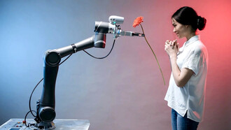 Robô com inteligencia artificial entrega flor à moça