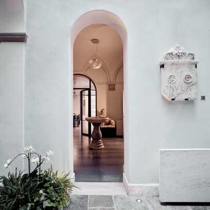 Particolare interno/esterno a Palazzo delle Pietre, Roma, Italia