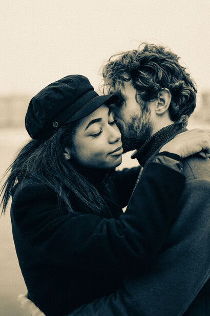 Una masculinidad equilibrada reconoce el valor de compartir afectos, pedir ayuda y crear espacios de conexión profunda con los demás