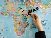 Sous la loupe des frontières héritées : une carte fragmentée où lignes coloniales et réalités humaines ne coïncident pas, révélant toute la complexité de la construction nationale en Afrique