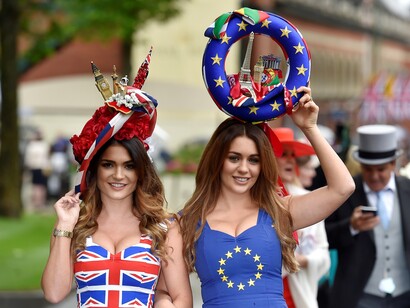 Dos chicas representando al Reino Unido y la Unión Europea