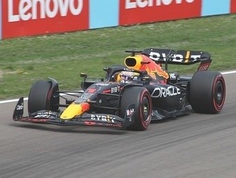 Max Verstappen, con il suo stile di guida audace e una determinazione feroce, ha conquistato il campionato mondiale in Spagna nel 2016, consolidando il suo status come uno dei piloti più dominanti della sua generazione