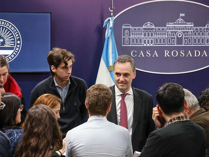 El vocero presidencial Manuel Adorni en un encuentro con periodistas