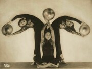 Arthur Benda, Der Tanz mit den goldenen Scheiben (La Danza con i dischi d’oro/The Dance with the Golden Disks), 1931,fotografia a colori/colour print, 24.5 x 30 cm, UniCredit Art Collection - The Fotografis Collection Bank Austria in comodato al / at the MdM Salzburg, riproduzione/reproduction Hubert Auer