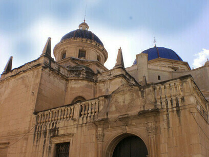 En la Edad Media el lugar lo ocupaba la mezquita, uno de los extremos de la antigua Vila Murada. El rey Alfonso X el sabio, al conquistar la ciudad en 1265, consagró la mezquita bajo la advocación de Santa María. Basílica menor de Santa María, Elche, Alicante, España