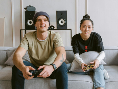 Pareja jugando en el living