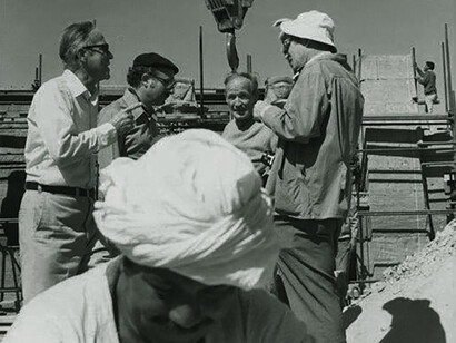 Giovanni Ioppolo (di profilo, con il berretto scuro) a File, con un gruppo di archeologi in visita, 1976