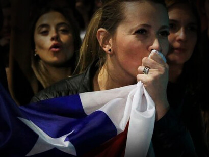 Mujer besa la bandera chilena en señal de celebracion por los resultados del Plebiscito chileno el pasado 4 de septiembre de 2022