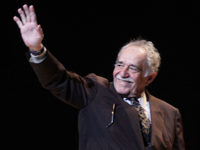 Gabriel García Márquez saludando a los asistentes a la entrega del premio Mayahuel de Plata 2009