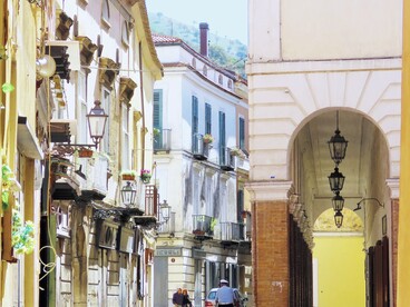 Sant'Agata de' Goti, stradina con porticato, Italia. Foto di Gianfranco Vitolo