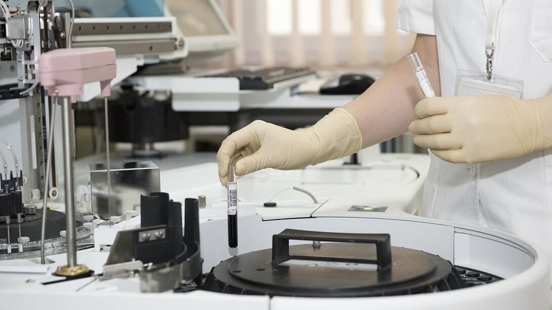 Una mujer trabajando en un laboratorio